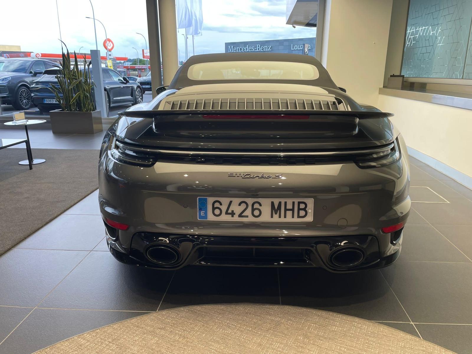 Porsche 911 Turbo S Cabriolet image 1