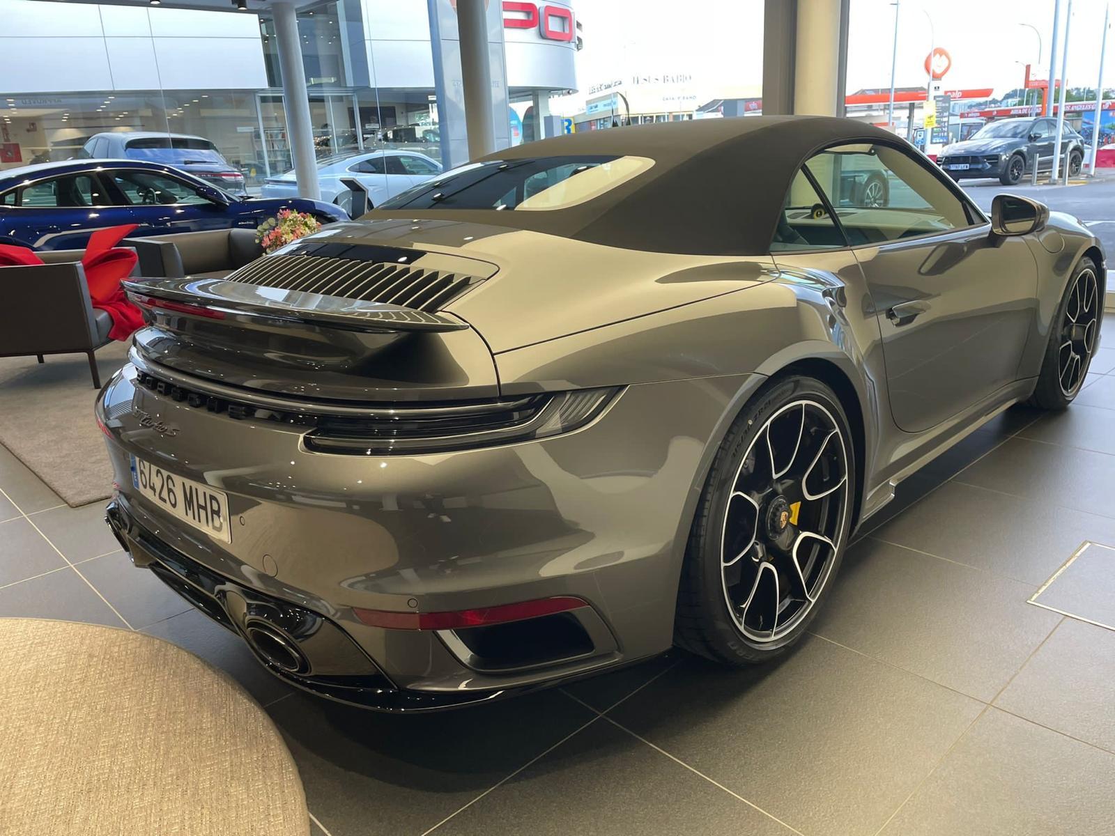 Porsche 911 Turbo S Cabriolet image 2