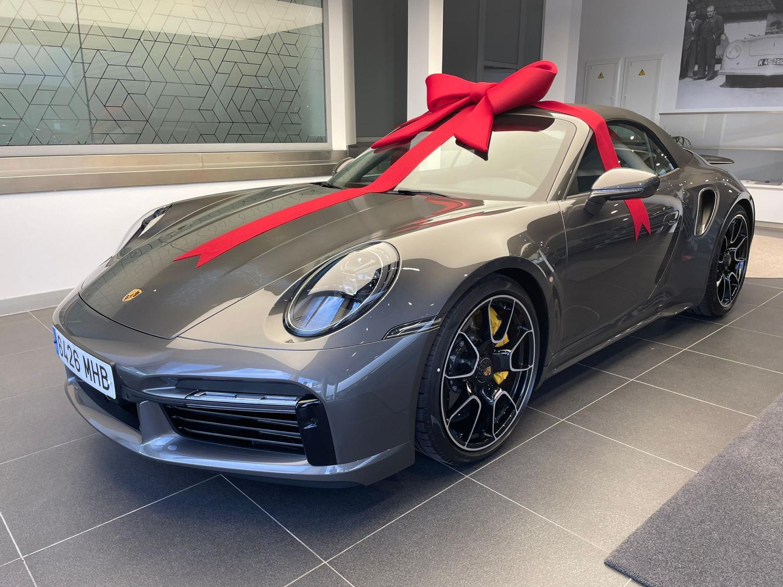 Porsche 911 Turbo S Cabriolet image 6